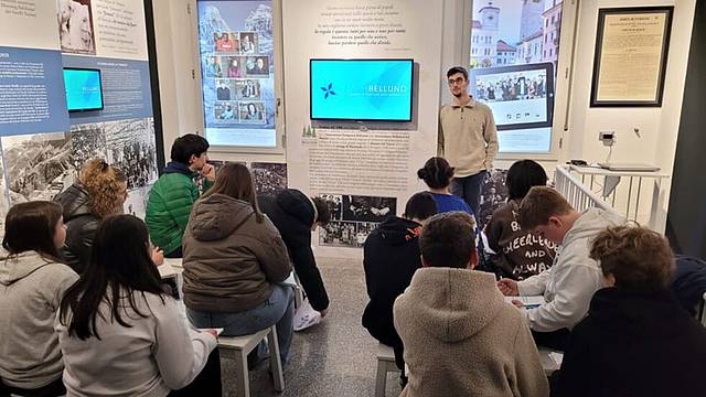 in visita la scuola Media di Agordo