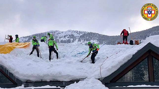 Continua lo sgombero neve sui tetti del Comelico 4 Continua lo sgombero neve sui tetti del Comelico 4