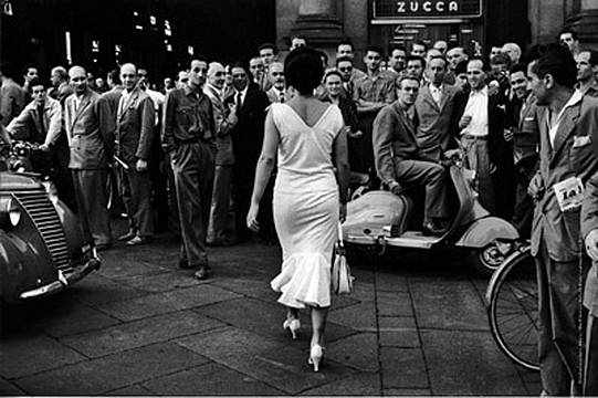 Foto Mario De Biasi - Gli Italiani si voltano - 1954 Archivio Mario De Biasi-courtesy Admira - Milano Foto Mario De Biasi - Gli Italiani si voltano - 1954 Archivio Mario De Biasi-courtesy Admira - Milano