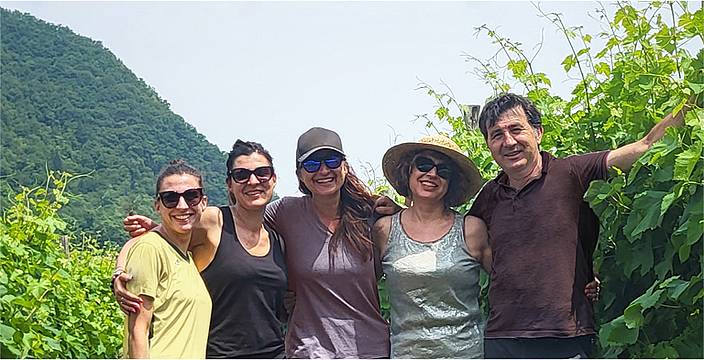 Gianni Gorza titolare dell’azienda Podere Castello Aurin di Fonzaso con la sua famiglia Gianni Gorza titolare dell’azienda Podere Castello Aurin di Fonzaso con la sua famiglia