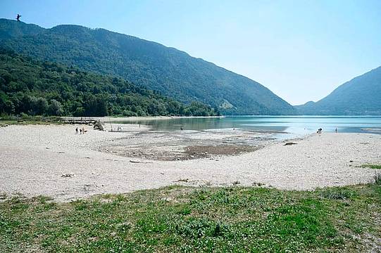 Il lago di Santa Croce, a sud di Belluno lungo la A27