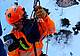 Alpinista scivola in un canale ghiacciato