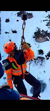 Alpinista scivola in un canale ghiacciato