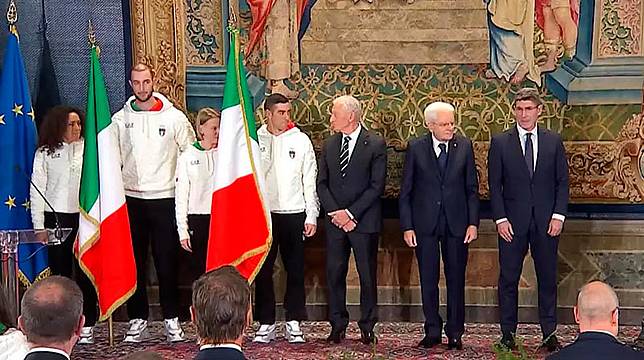 La consegna del tricolore