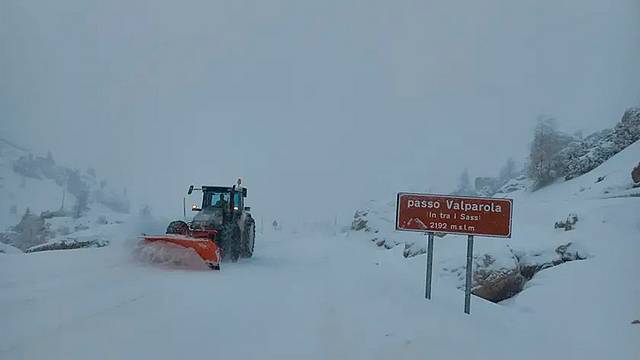 Uno spazzaneve sul passo Valparola