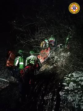 nei boschi di Lumignano sui Colli Berici lungo il sentiero n° 8 che porta alle Grotte della Guerra nei boschi di Lumignano sui Colli Berici lungo il sentiero n° 8 che porta alle Grotte della Guerra
