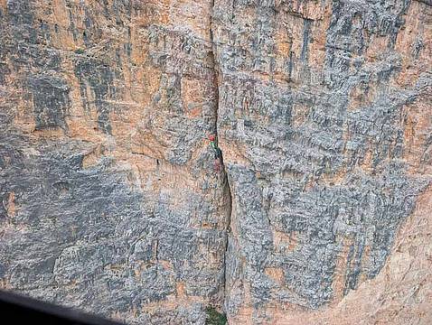 all'altezza del 15° tiro della Via Costantini - Apollonio, nei camini del Pilastro sud della Tofana di Rozes all'altezza del 15° tiro della Via Costantini - Apollonio, nei camini del Pilastro sud della Tofana di Rozes