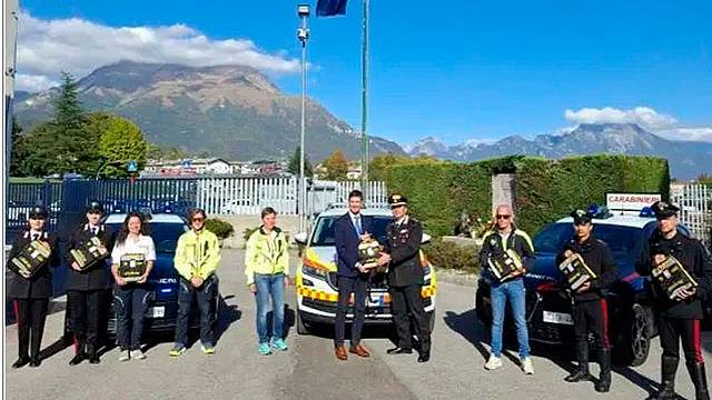 La cerimonia di donazione dei defibrillatori ai carabinieri La cerimonia di donazione dei defibrillatori ai carabinieri