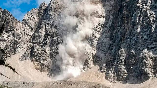 Il crollo di una parete sulle Dolomiti Il crollo di una parete sulle Dolomiti