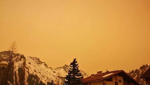 Il cielo giallo sabbia sopra Arabba, nel marzo scorso