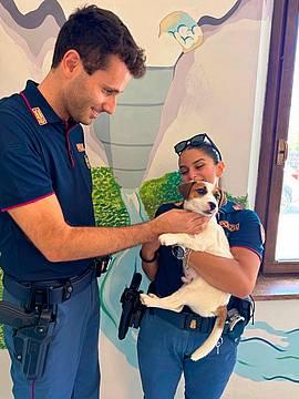 Gli agenti con il cagnolino Aiko