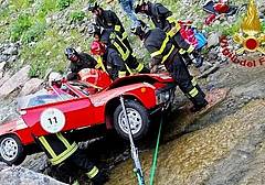 La Porsche 914 finita nel torrente lungo la strada del passo Giau