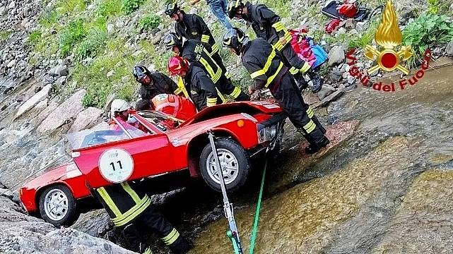 La Porsche 914 finita nel torrente lungo la strada del passo Giau La Porsche 914 finita nel torrente lungo la strada del passo Giau