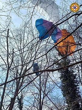 Recuperato pilota di parapendio a 20 metri d'altezza