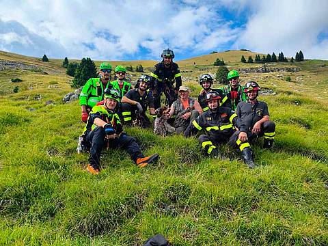 Cane finito in una profonda buca - il gruppo di salvataggio