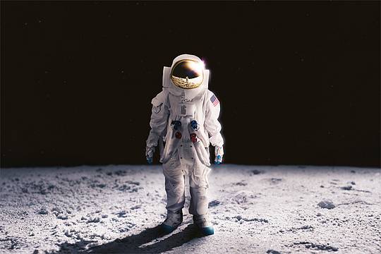 uomo_luna_canva