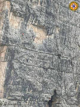 al quinto tiro della Via Super tegolina sulla parete ovest dei Lastoni di Formin