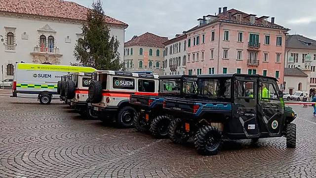Alcuni mezzi presentati dall'Ulss 1 Dolomiti alla presenza del presidente della Regione Veneto, Alberto Stefani