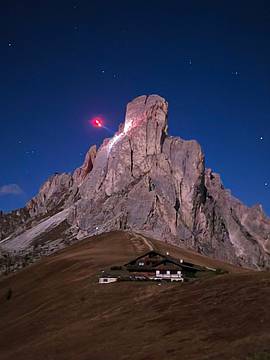 sulla parete della Ra Gusela, sopra passo Giau