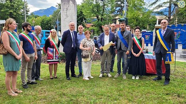 La consegna della targa alla figlia di Giovanni Bortot. La consegna della targa alla figlia di Giovanni Bortot.