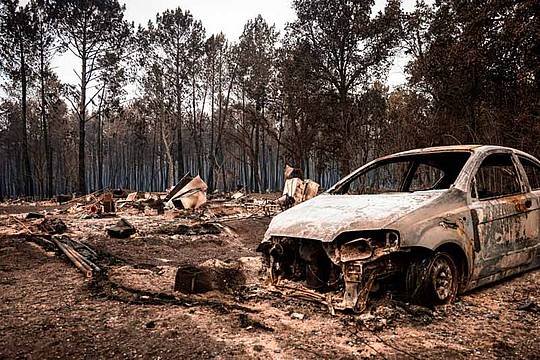 Francia, incendi in Gironda - la cittadina Le Porge devastata dagli incendi (Ipa)