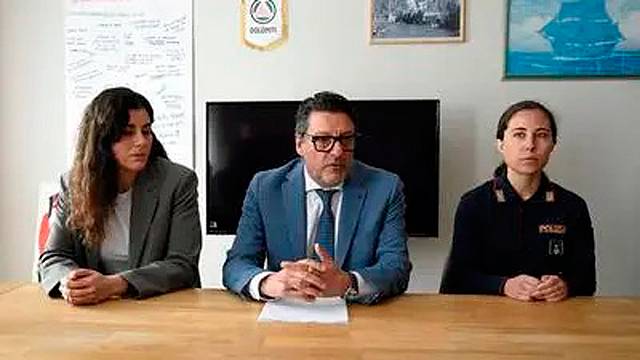 Il questore Della Rocca con le dirigenti Rizzo (Mobile) e Pierini (Volanti) Il questore Della Rocca con le dirigenti Rizzo (Mobile) e Pierini (Volanti)
