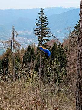 Pilota di parapendio sospesa a 30 metri da terra 1 Pilota di parapendio sospesa a 30 metri da terra 1
