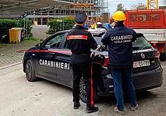 Ispezione dei carabinieri in un cantiere edile Ispezione dei carabinieri in un cantiere edile