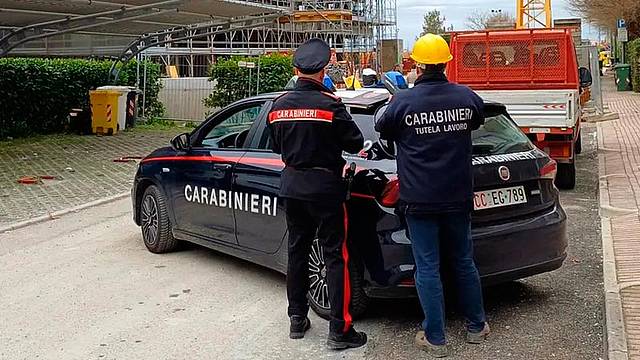 Ispezione dei carabinieri in un cantiere edile Ispezione dei carabinieri in un cantiere edile