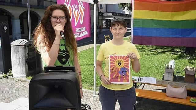 Morena Fant e Morena Dall'O' del coitato Ciao mostrano il manifesto del Pride 2024 Morena Fant e Morena Dall'O' del coitato Ciao mostrano il manifesto del Pride 2024