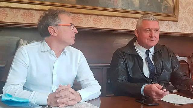 Il sindaco di Belluno, De Pellegrin con l'assessore Dal Pont