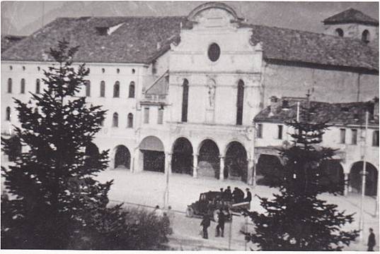 il 17 marzo del 1945 quattro partigiani furono impiccati dai nazisti in piazza dei Martiri il 17 marzo del 1945 quattro partigiani furono impiccati dai nazisti in piazza dei Martiri