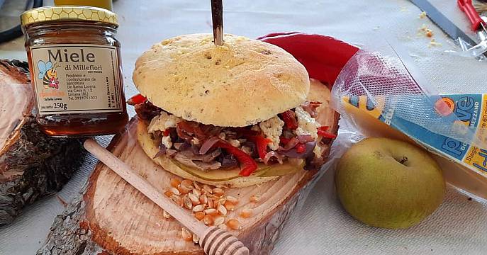 Nella foto il panino «Nevegàl» realizzato da Giuseppe Scarton e Ornellio Masoch dell’Alimentari Scarton di Visome Nella foto il panino «Nevegàl» realizzato da Giuseppe Scarton e Ornellio Masoch dell’Alimentari Scarton di Visome
