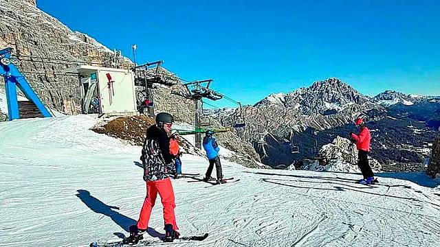 Alcuni sciatori lungo del piste del comprensorio delle Tofane all’altezza del rifugio di Pomedes