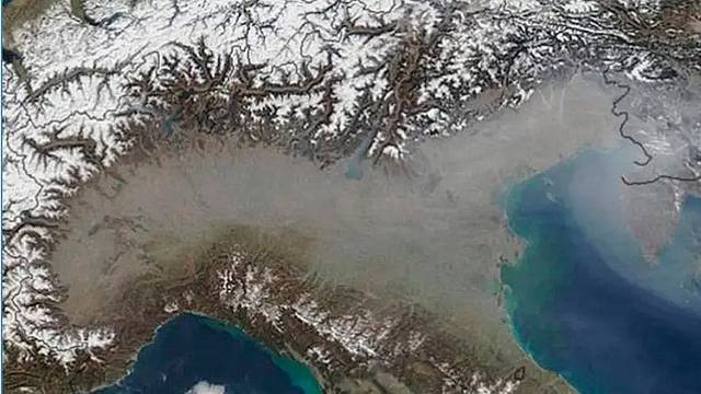 Una foto scattata da un satellite Nasa mostra l'inquinamento della Pianura Padana Una foto scattata da un satellite Nasa mostra l'inquinamento della Pianura Padana