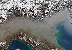 Una foto scattata da un satellite Nasa mostra l'inquinamento della Pianura Padana Una foto scattata da un satellite Nasa mostra l'inquinamento della Pianura Padana