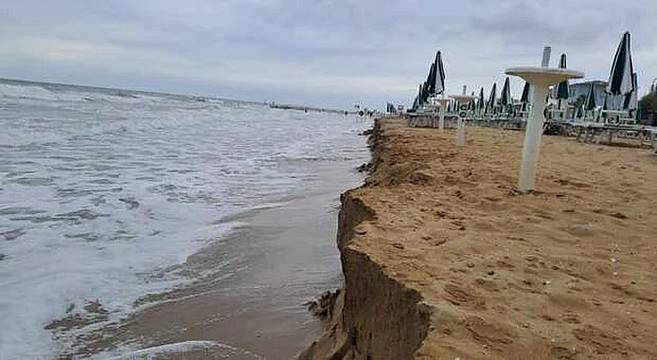 Jesolo. Mareggiata d'agosto, sparisce la spiaggia Jesolo. Mareggiata d'agosto, sparisce la spiaggia
