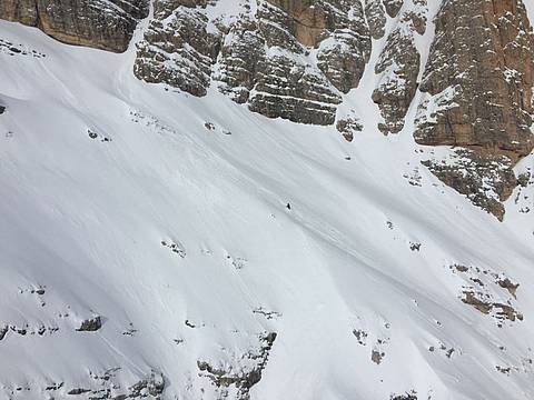 Scialpinista scivola in un canale