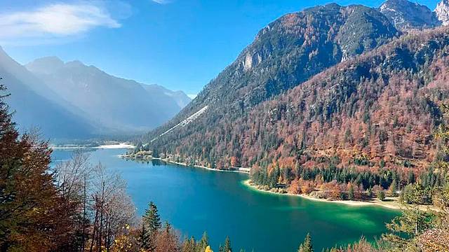 Una veduta del lago di Raibl a Cave del Predil. Una veduta del lago di Raibl a Cave del Predil.