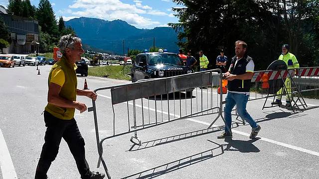 Il sindaco De Bon e il consigliere provinciale Bortoluzzi rimuovono le transenne