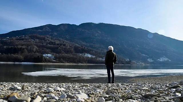 Nonostante l’aria e l’acqua gelide, il lago non si è ghiacciato del tutto