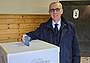 Il candidato sindaco a San Nicolò Comelico, Davide De Rigo Cromaro mentre vota