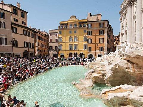 roma_turisti_alla_fontana_di_trevi_con_36_-ME3EJA