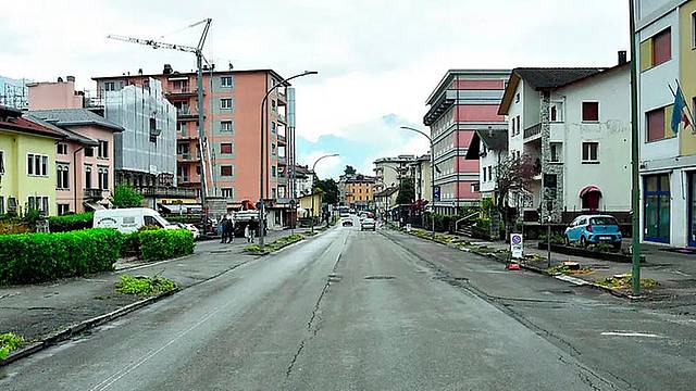 Il tratto di via Feltre dove sono stati tagliati gli alberi e dove quindi stanno per partire i lavori di riqualificazione Il tratto di via Feltre dove sono stati tagliati gli alberi e dove quindi stanno per partire i lavori di riqualificazione