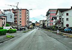 Il tratto di via Feltre dove sono stati tagliati gli alberi e dove quindi stanno per partire i lavori di riqualificazione