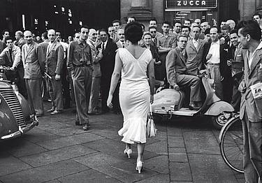 Ph. Mario De Biasi, Gli Italiani si voltano, 1954 © Archivio Mario De Biasi / courtesy Admira, Milano Ph. Mario De Biasi, Gli Italiani si voltano, 1954 © Archivio Mario De Biasi / courtesy Admira, Milano