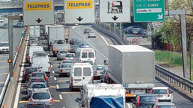MILANO-18042003-ESODO PONTE DI PASQUA-CODE INGRESSO CASELLO AGRATE AUTOSTRADA MI-VE FOTO CALZARI-NEWPRESS