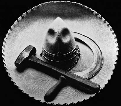Tina-Modotti,-Sombrero,-falce-e-martello,-1927,-Messico-©-Tina-Modotti. Tina-Modotti,-Sombrero,-falce-e-martello,-1927,-Messico-©-Tina-Modotti.