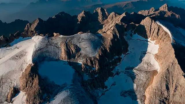 Marmolada in ritirata - ghiacciai e acqua sempre più a rischio Marmolada in ritirata - ghiacciai e acqua sempre più a rischio