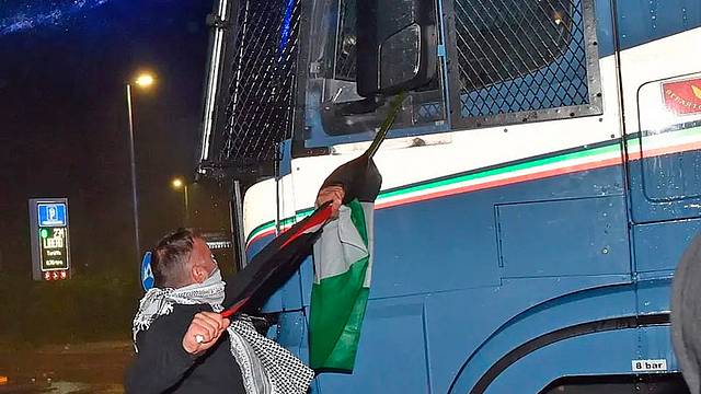 Il 49enne di Feltre è l'uomo fotografato mentre punta il bastone di una bandiera contro l'idrante della polizia